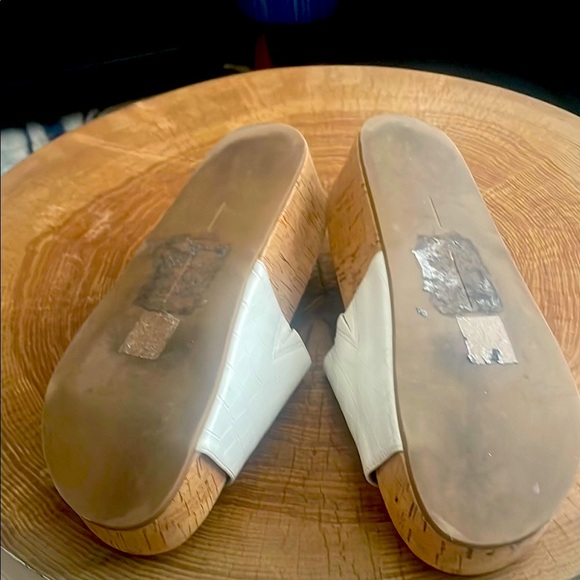 Dolce Vita “Court” White and Tan Croc-Embossed Slide Sandals - Picture 4 of 4